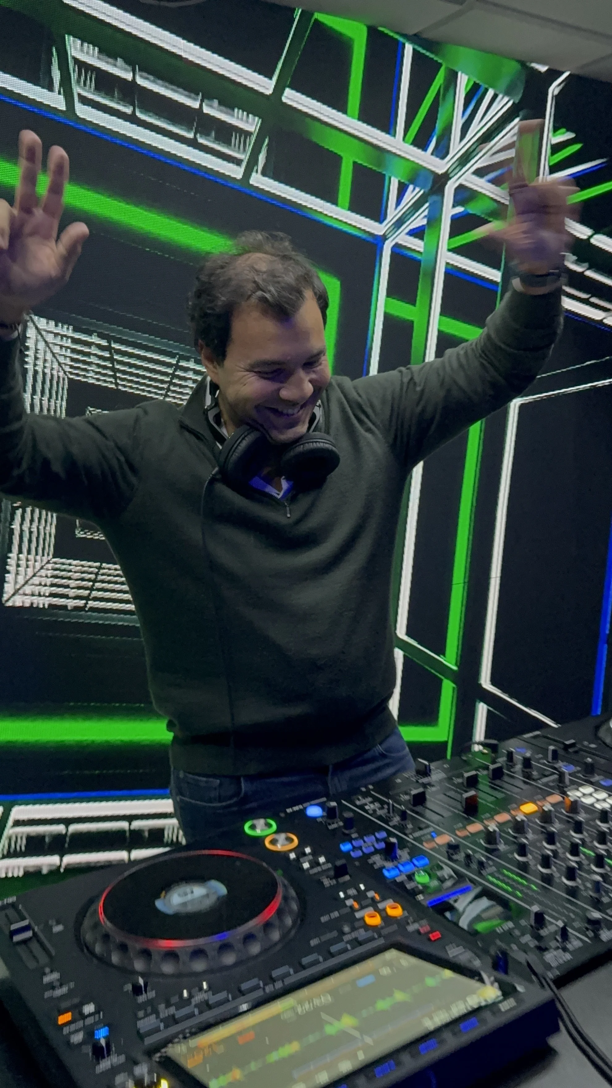 Aluno feliz após aula de DJ na DJ Ban EMC São Paulo · Aprenda DJ em qualquer idade