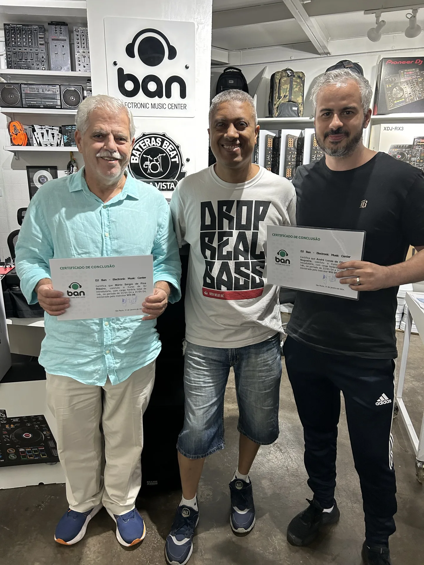 Aluno feliz após aula de DJ na DJ Ban EMC São Paulo · Aprenda DJ em qualquer idade