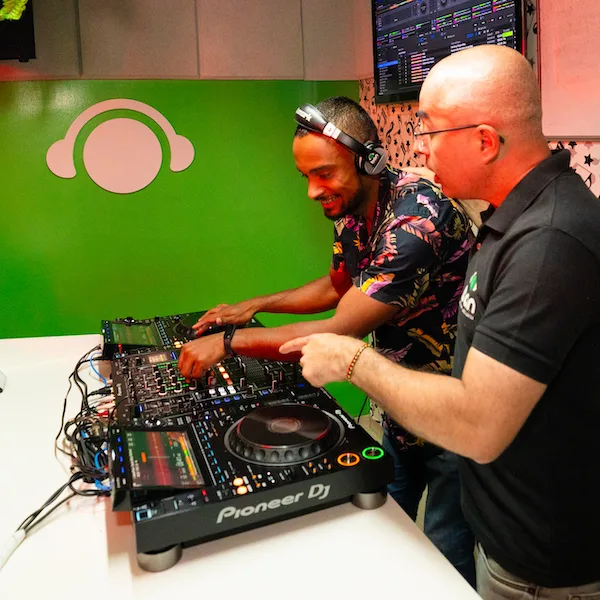 Professor e aluno no CDJ-3000 · aula de DJ DJ Ban EMC São Paulo