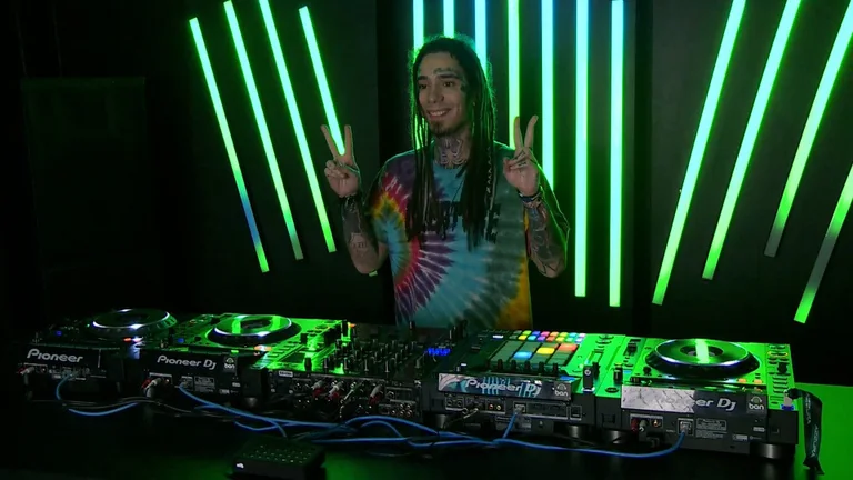 Azzura no estúdio da DJ Ban EMC, com setup Pioneer DJ e iluminação verde
