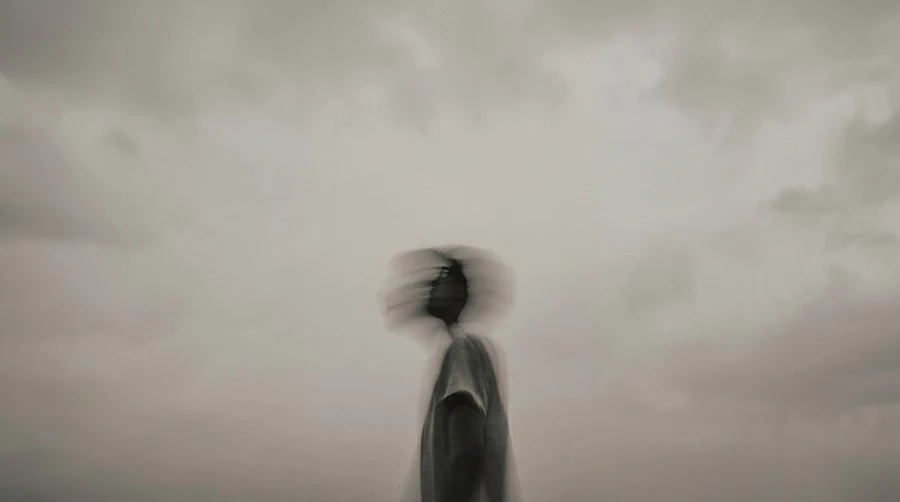 Figura em movimento borrado sob céu nublado, em preto e branco · imagem de divulgação do Casa de Alice Music Festival