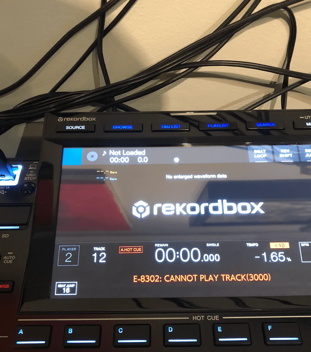 Erro E-8302 CANNOT PLAY TRACK no CDJ · pendrive incompatível · DJ Ban EMC