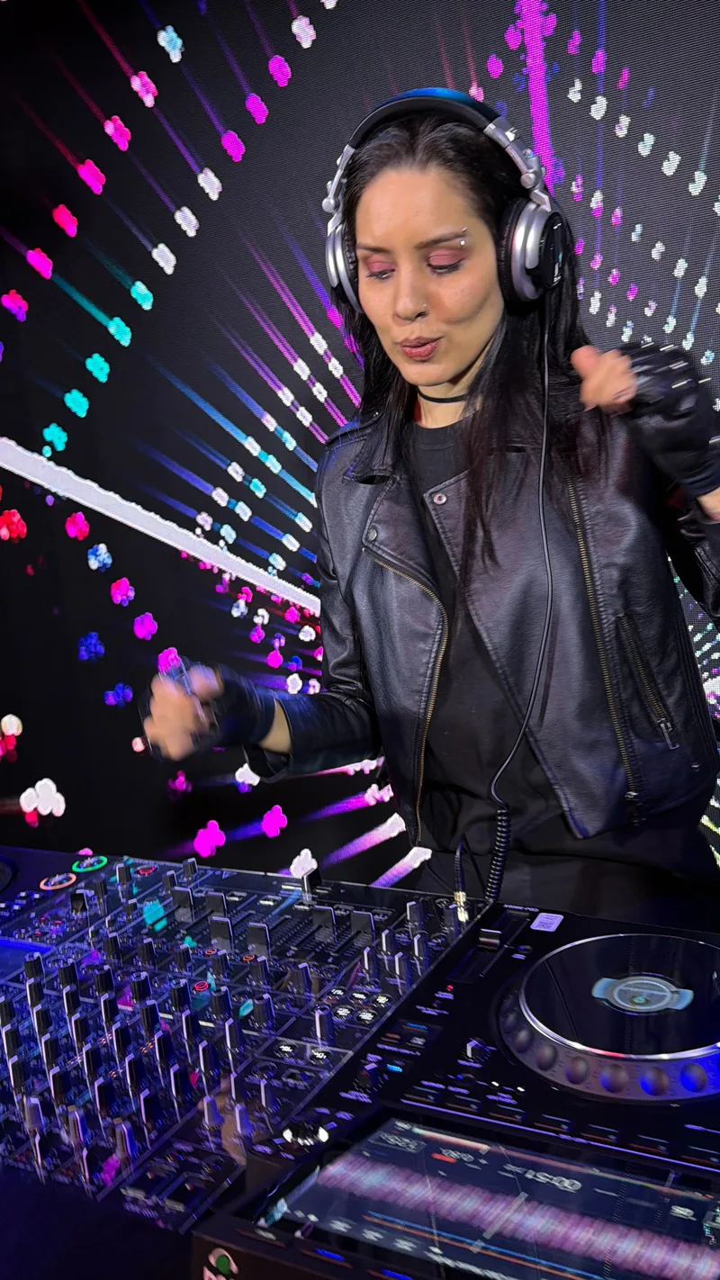 Curso DJ Individual · Aluna tocando como DJ · DJ Ban EMC São Paulo