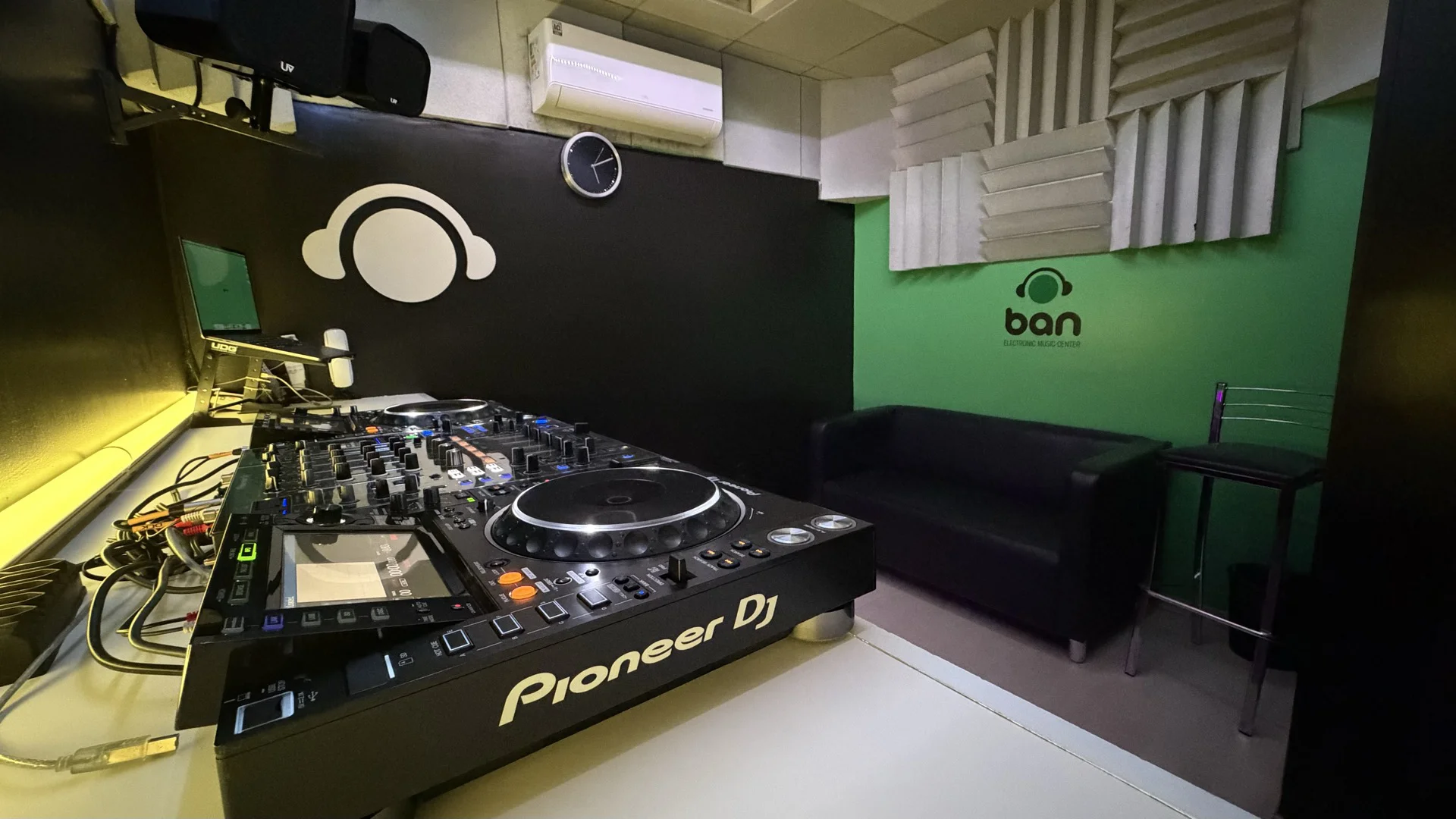 Curso de DJ no Estúdio 4 da DJ Ban EMC