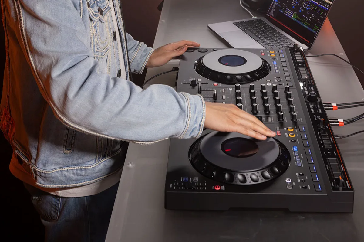 DDJ-GRV6 · controlador DJ 4 canais AlphaTheta · jog wheel 206mm em uso