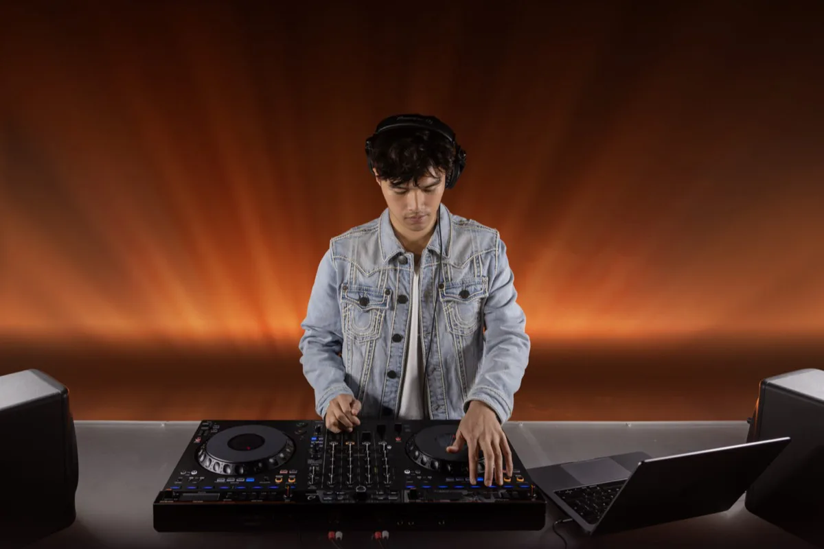 DDJ-GRV6 · vista frontal · controlador DJ 4 canais AlphaTheta