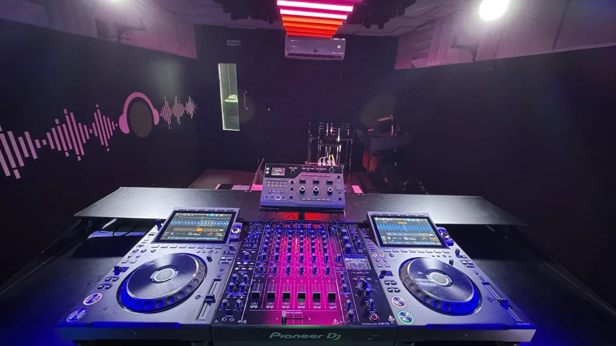 DJM-V5 · Mesa de mixagem DJ AlphaTheta 3 canais