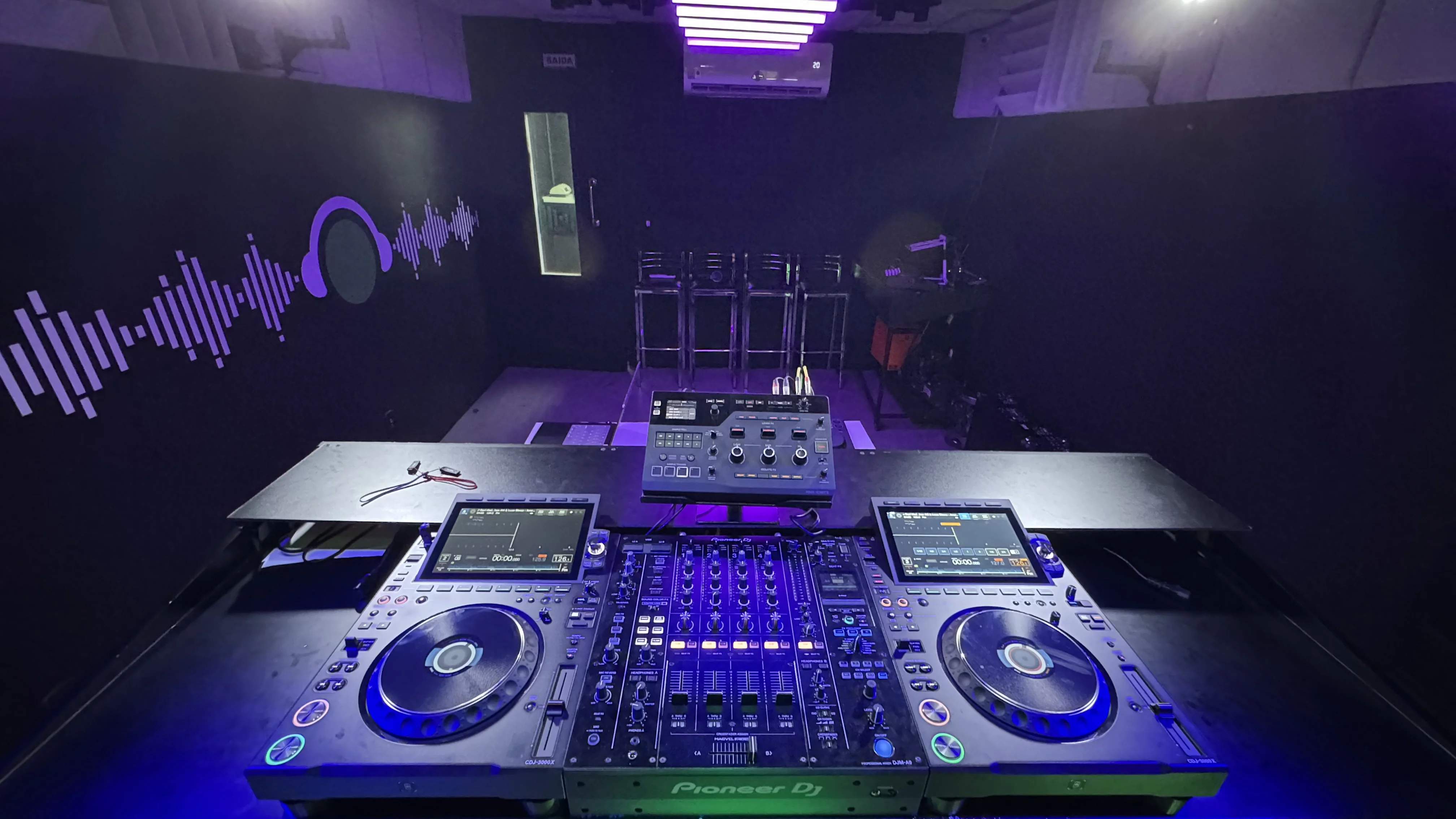 Estúdio 1 DJ Ban EMC São Paulo · Pioneer DJ CDJ-3000X · Equipamento profissional para aulas de DJ