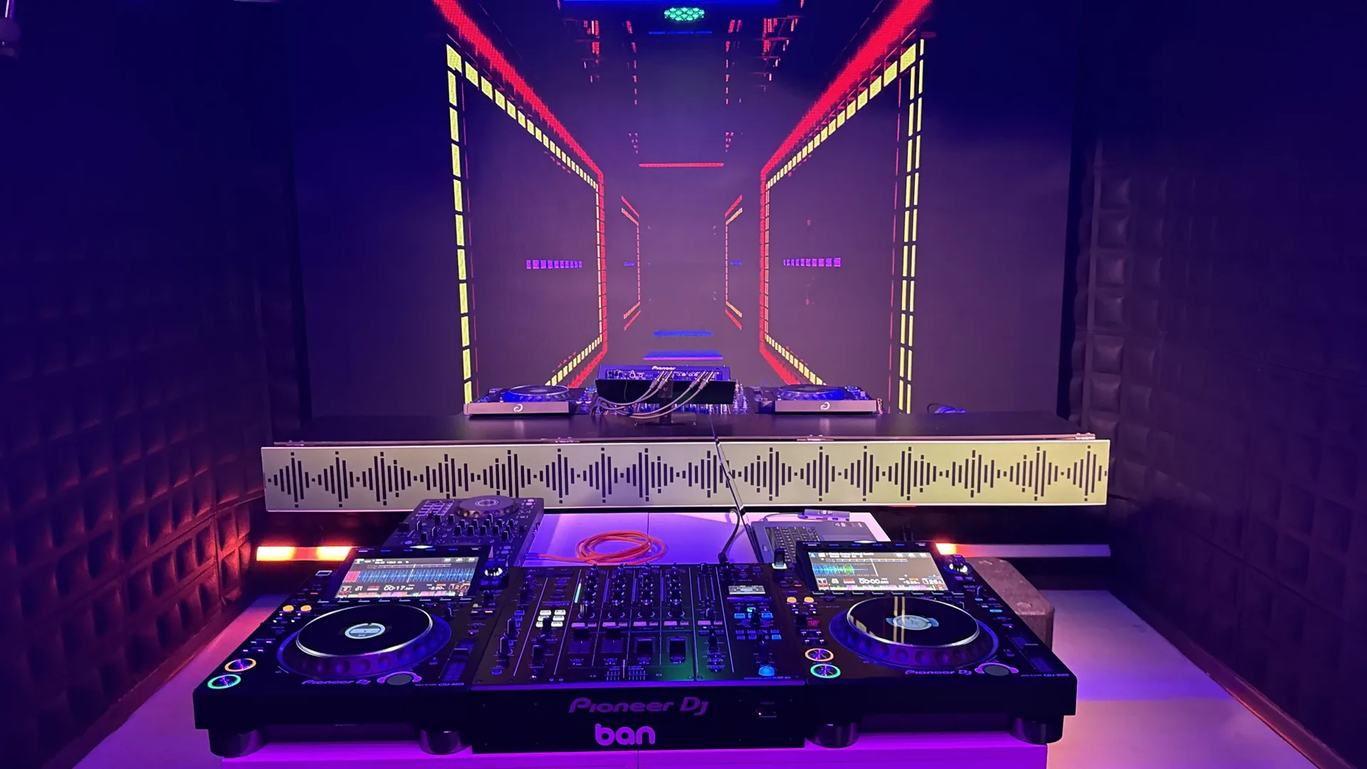 Cabine com CDJ-3000X e mixer montada no Estúdio 1 da DJ Ban EMC
