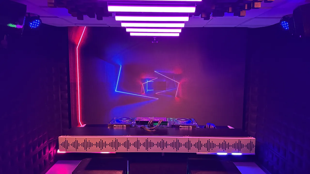 Master Studio 1 · Pioneer DJ setup with LED lighting · DJ Ban EMC São Paulo