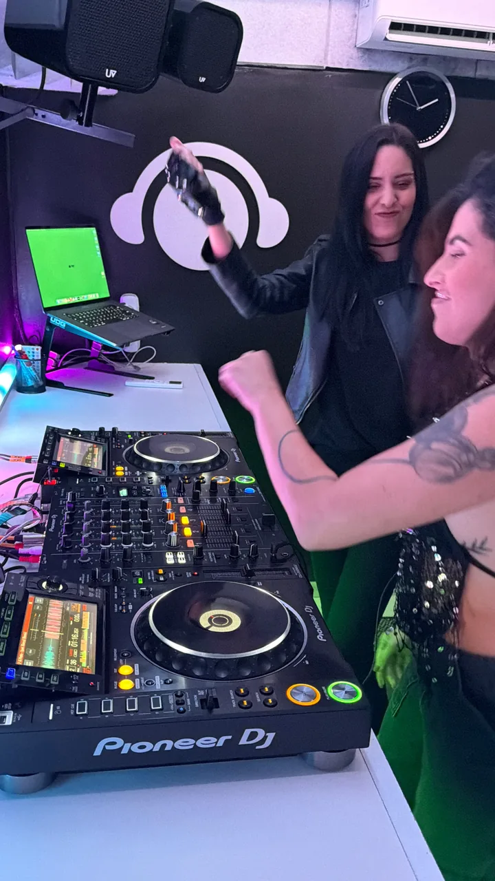 DJ lesson at Classic Studio 1 · students playing Pioneer DJ setup · DJ Ban EMC São Paulo