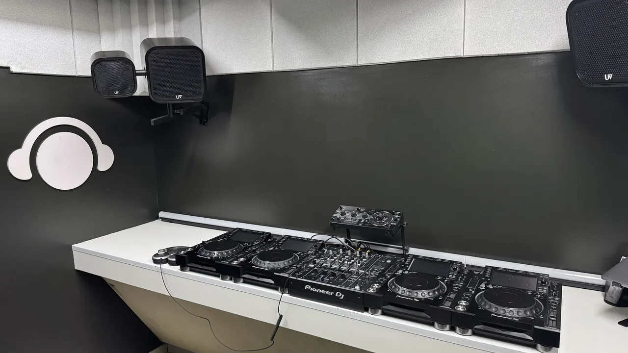 Classic Studio 1 · 4-deck Pioneer DJ setup · DJ Ban EMC São Paulo
