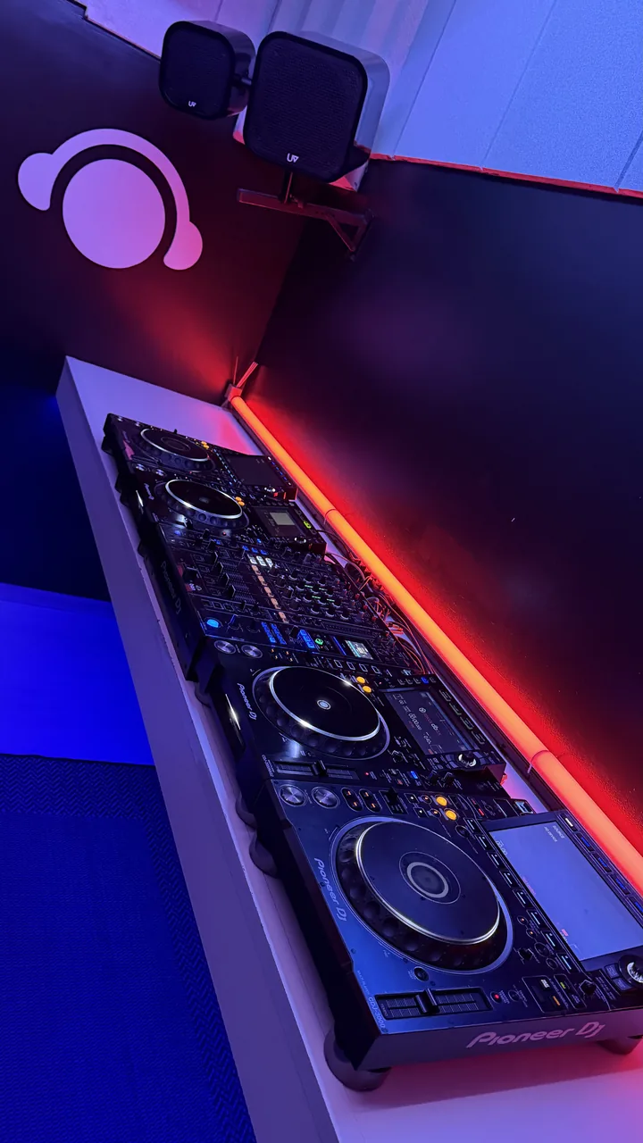 Classic Studio 1 · CDJ-2000NXS2 and DJM Pioneer DJ setup · DJ Ban EMC São Paulo