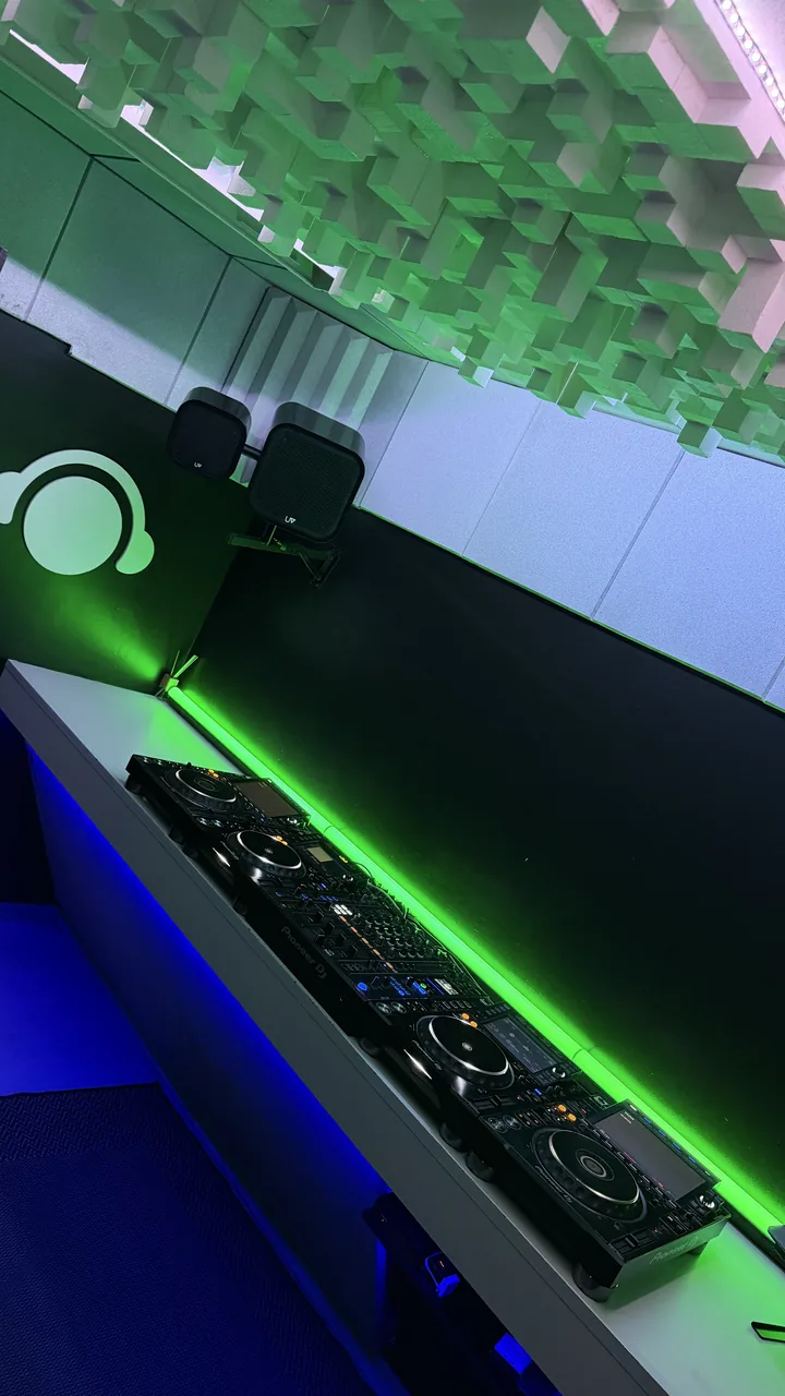 Classic Studio 1 · DJ practice booth with Pioneer DJ · DJ Ban EMC São Paulo
