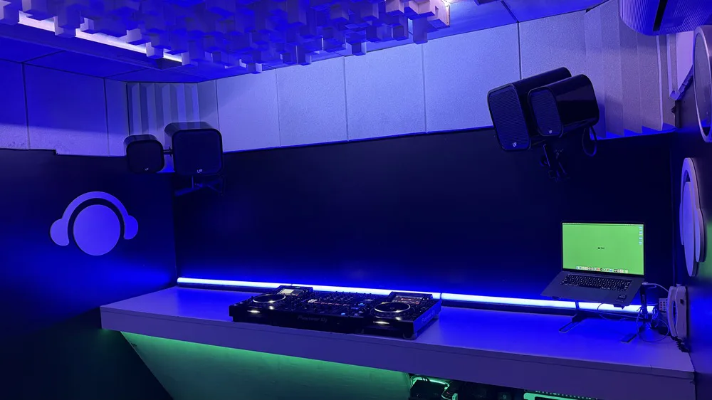 Cabine DJ · DJ Ban EMC