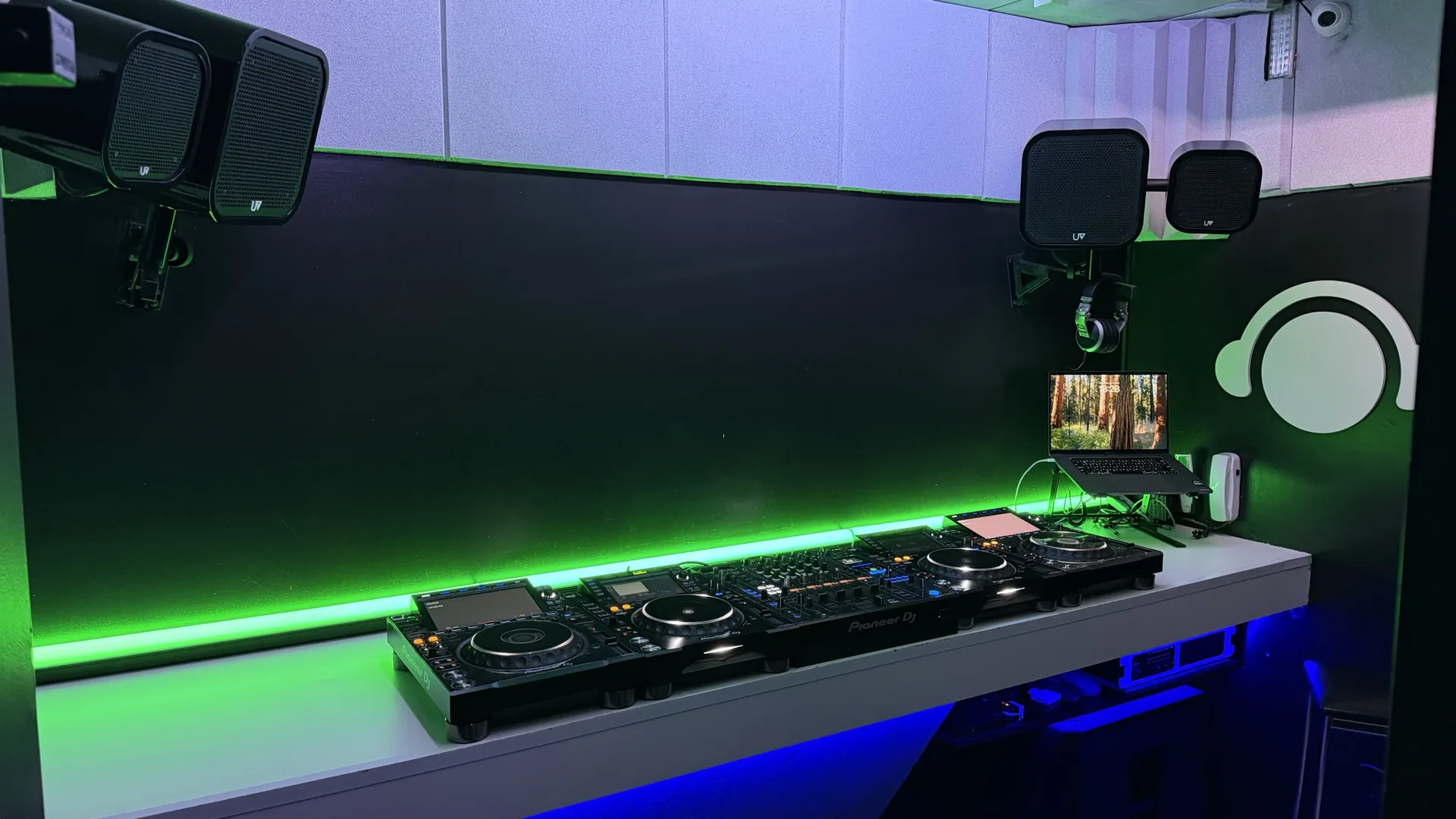 Estúdio 4 DJ Ban EMC São Paulo · Pioneer DJ CDJ-3000X com iluminação LED verde · Curso de DJ presencial