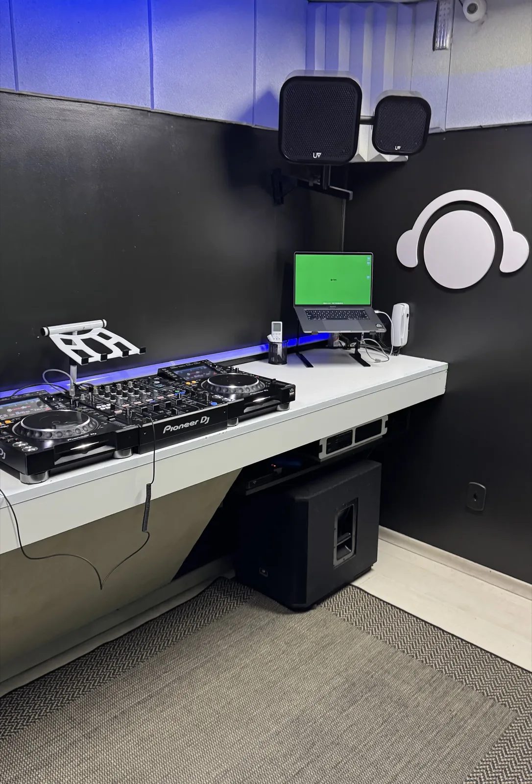 Estúdio 4 · Pioneer DJ · Setup completo com subwoofer e monitores U7