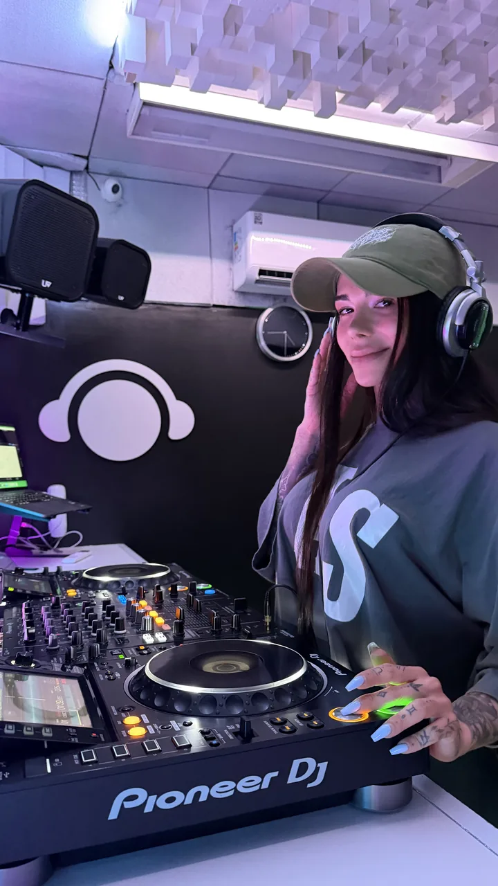 DJ lesson at Classic Studio 1 · CDJ-2000NXS2 and DJM Pioneer DJ · DJ Ban EMC São Paulo