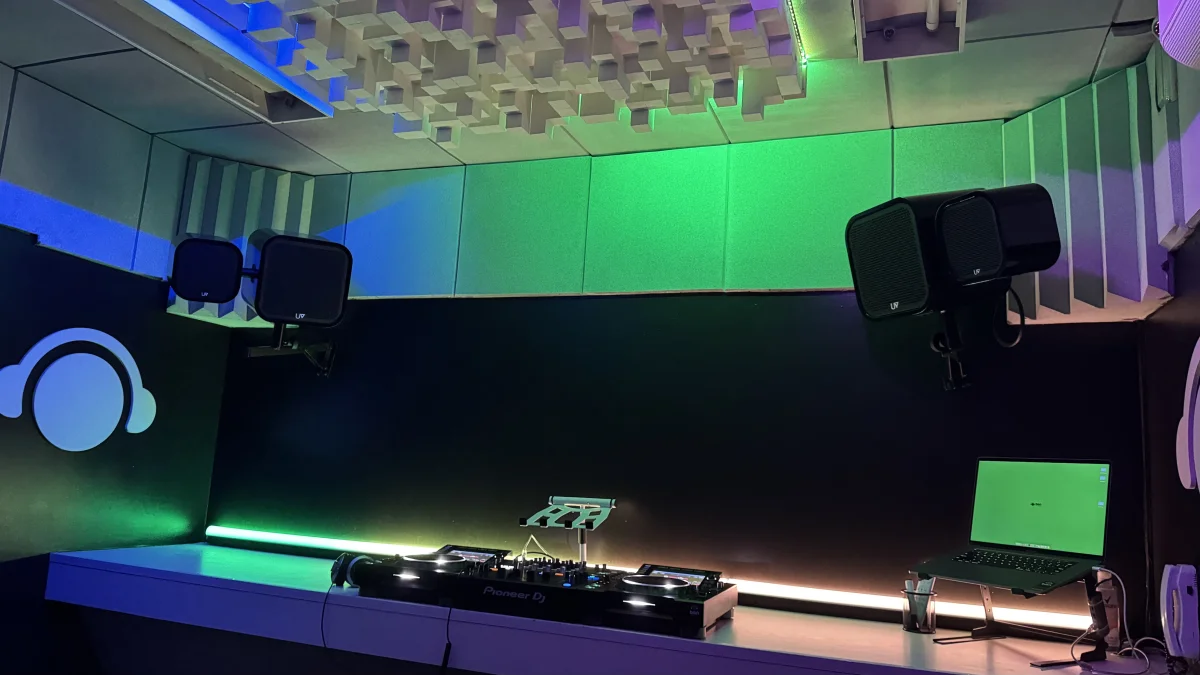 Studio 4 · DJ Ban EMC · Pioneer DJ CDJ-3000X · green LED lighting