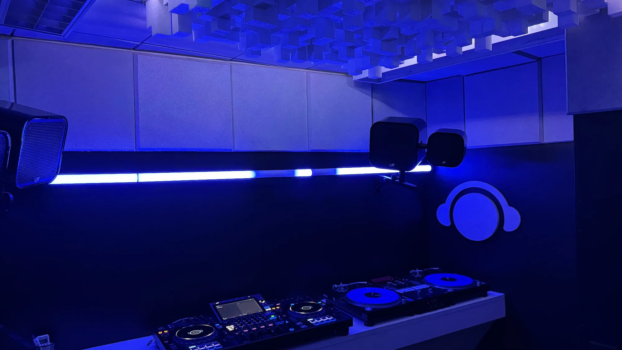Estúdio 5 · DJ Ban EMC São Paulo · Iluminação azul · Pioneer DJ · Monte seu setup
