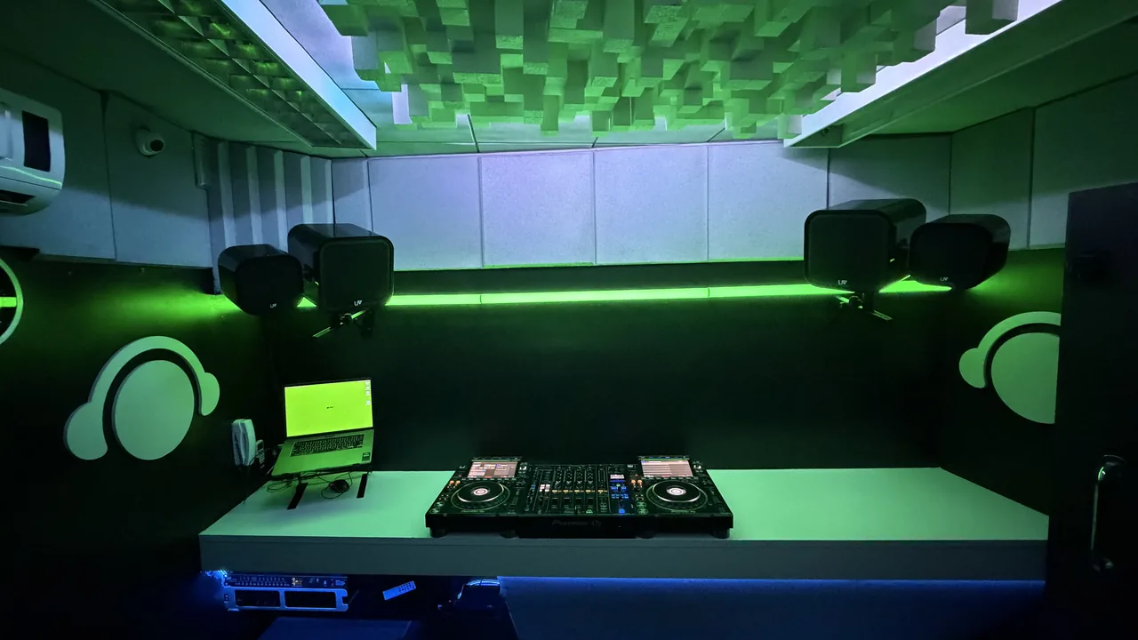Classic Studio 2 · Pioneer DJ setup and Technics turntables · DJ Ban EMC São Paulo