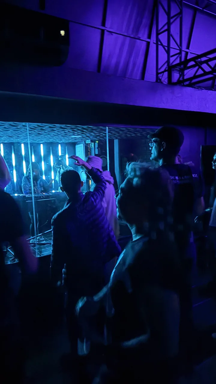 Studio 7 + Lounge · crowd on the dancefloor with blue lighting and glass booth · DJ Ban EMC São Paulo