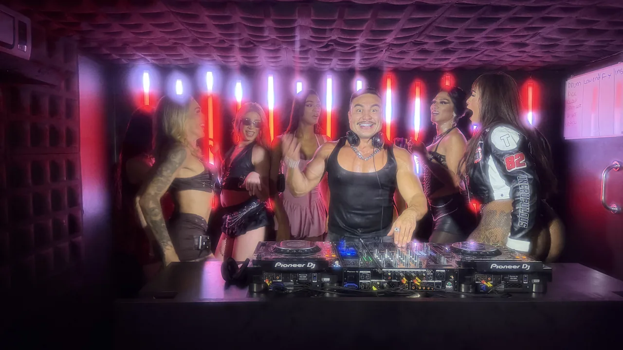 Studio 7 + Lounge · party atmosphere with crowd and lighting · DJ Ban EMC São Paulo