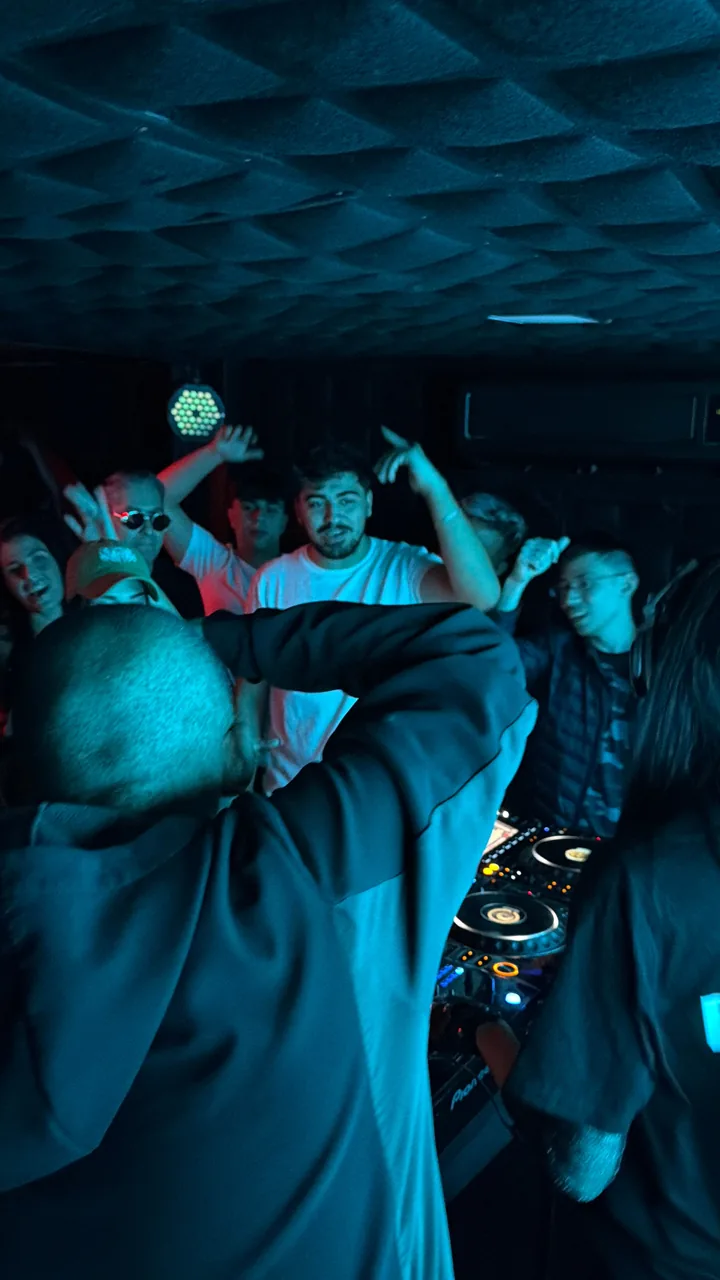 Party Studio 7 · boiler room party with crowd and blue lighting · DJ Ban EMC São Paulo