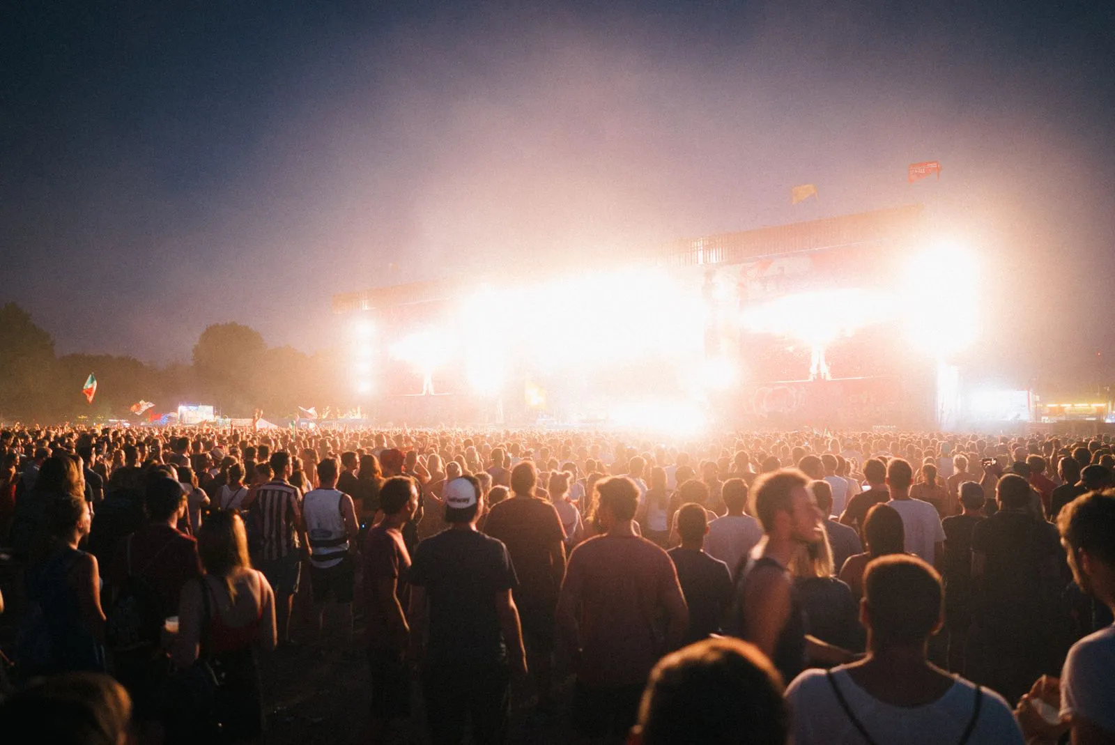 Público em festival de música eletrônica ao ar livre · cena open-air
