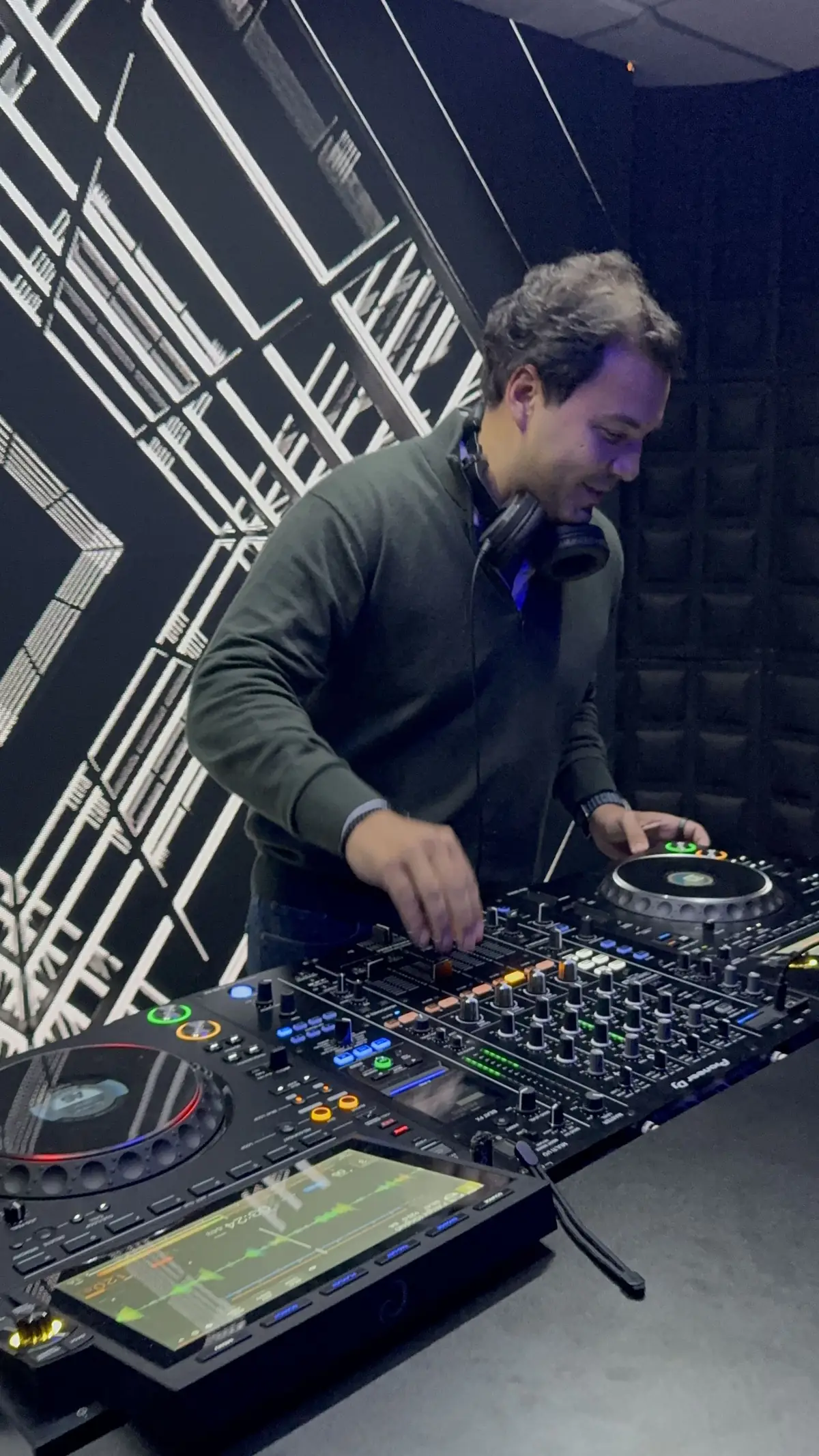 Aluno DJ Ban EMC praticando em setup profissional · São Paulo