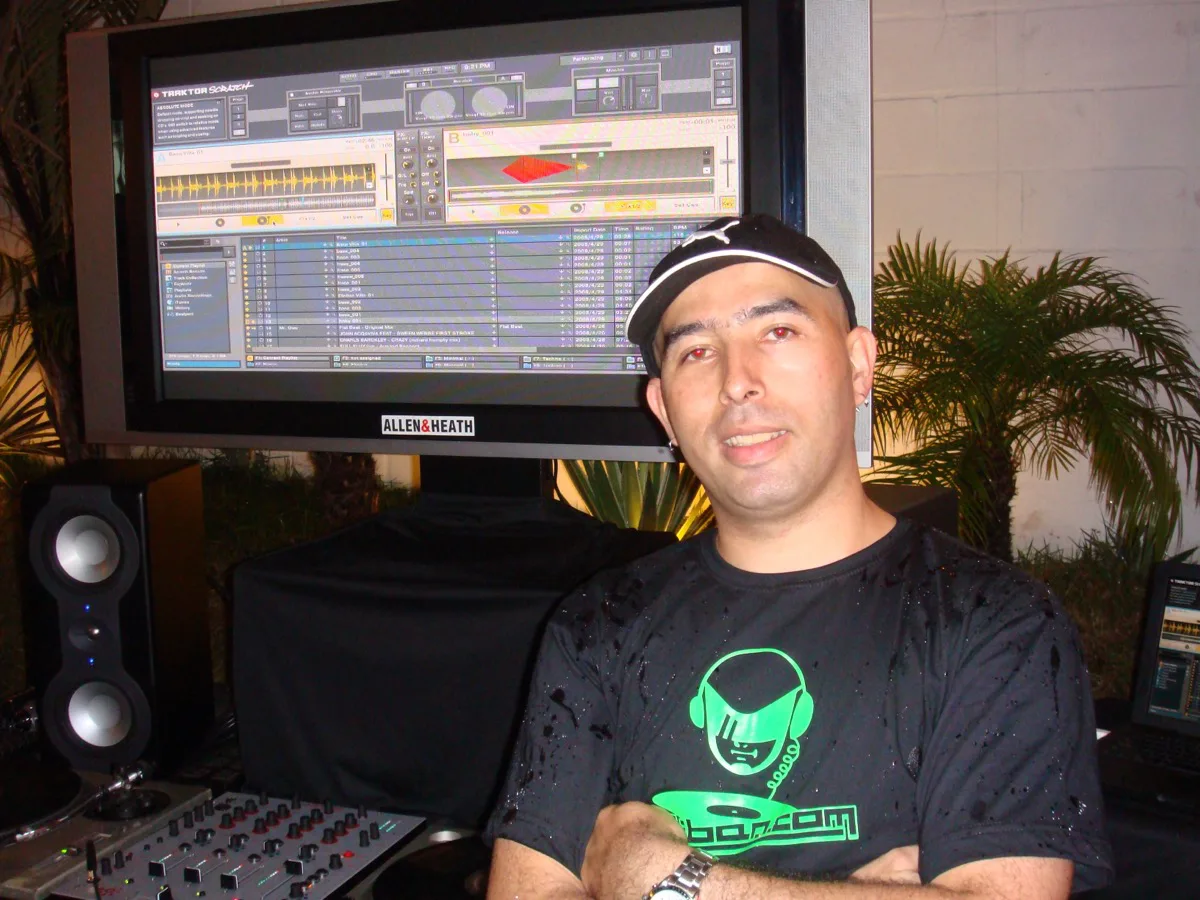 Estúdio com mesa Allen & Heath Xone · DJ Ban EMC