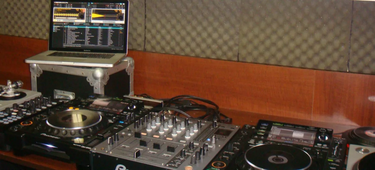 Estúdio 1 DJ Ban EMC · 2010