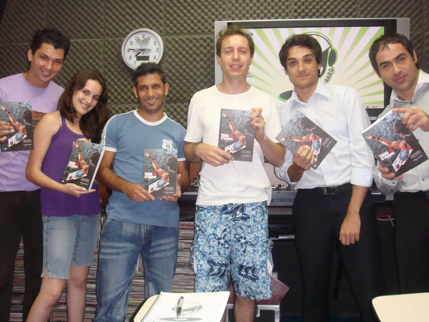 Alunos com o livro Todo DJ Já Sambou · DJ Ban EMC