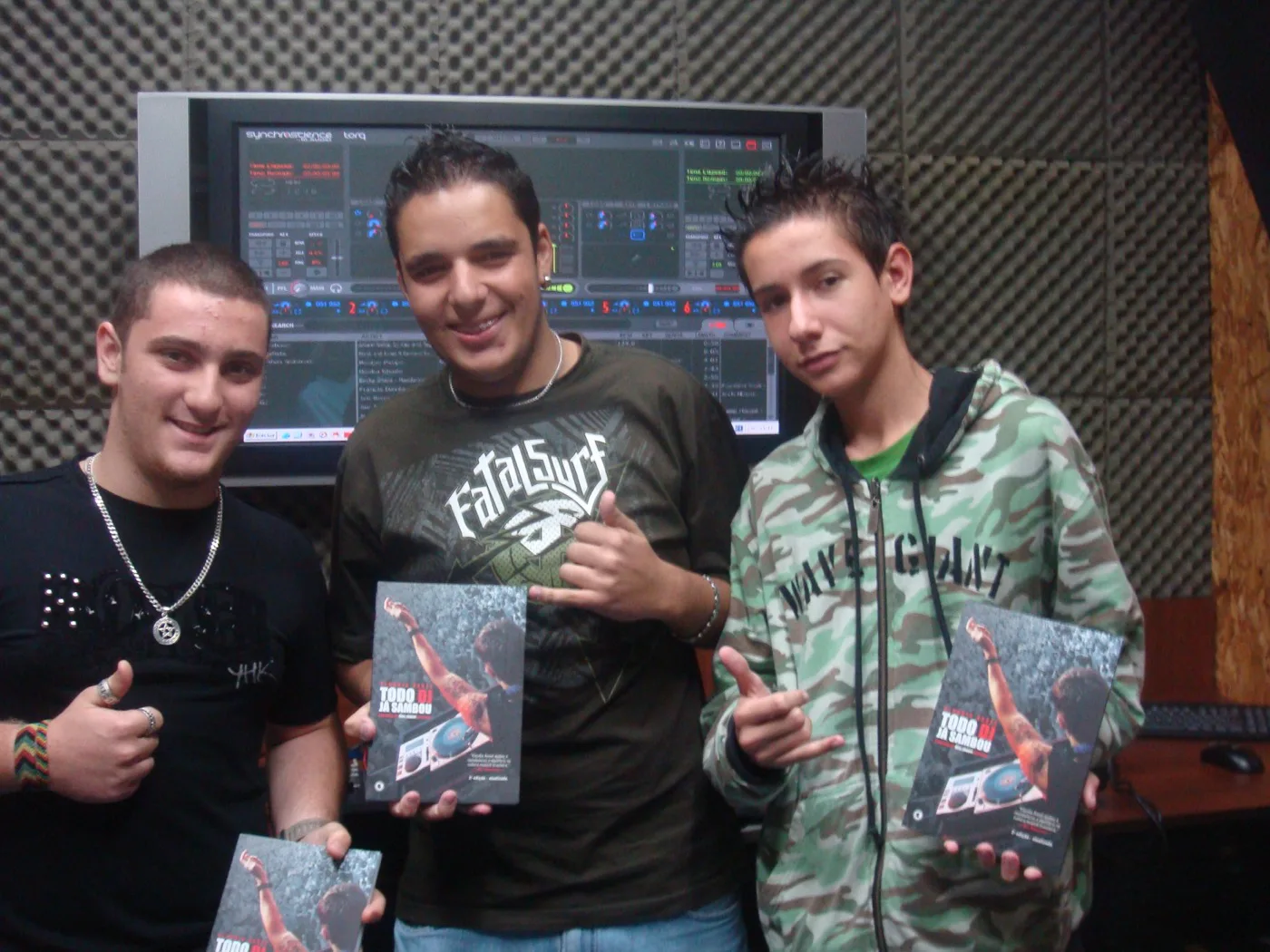 Alunos com o livro Todo DJ Já Sambou · DJ Ban EMC