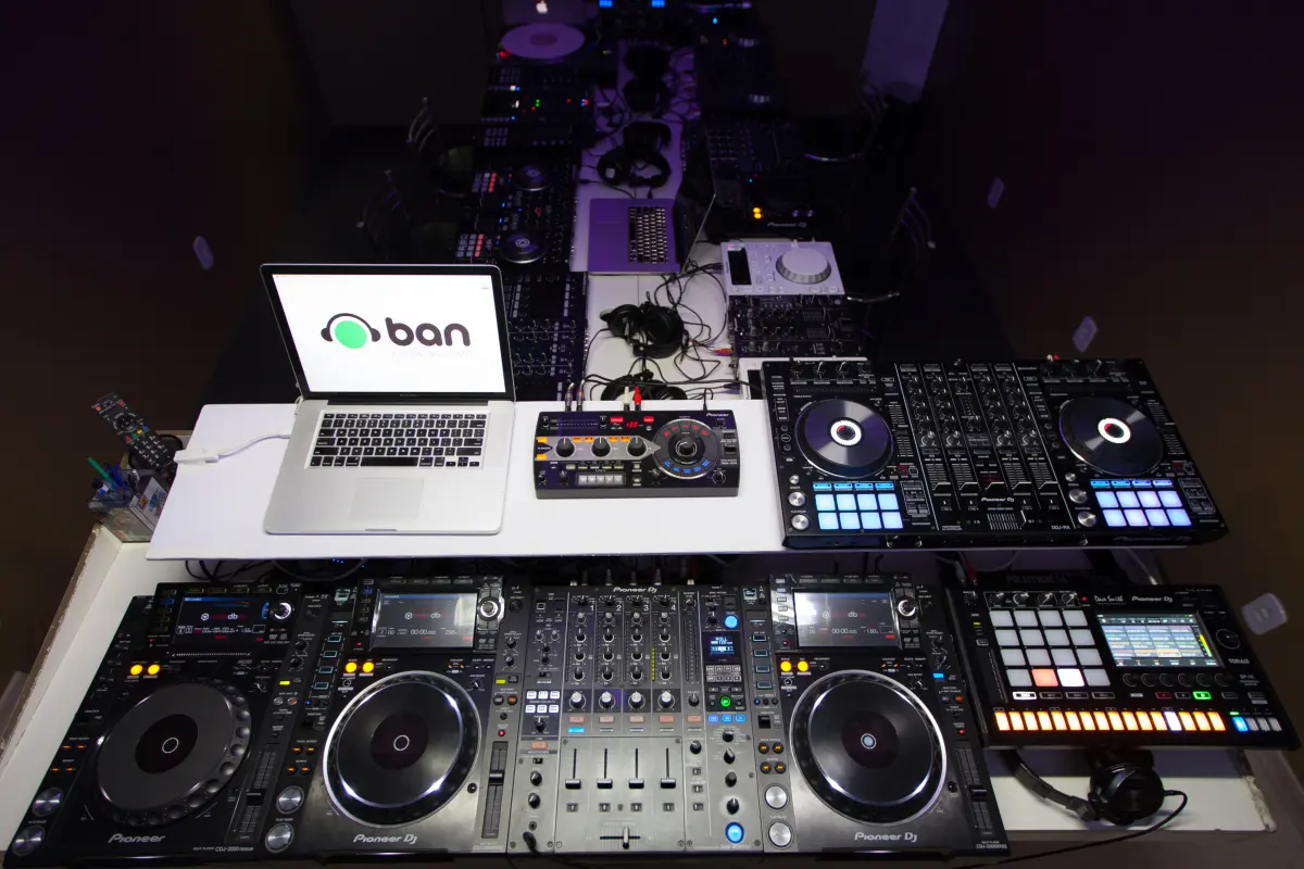 Estúdio de DJ com CDJ e rekordbox · DJ Ban EMC