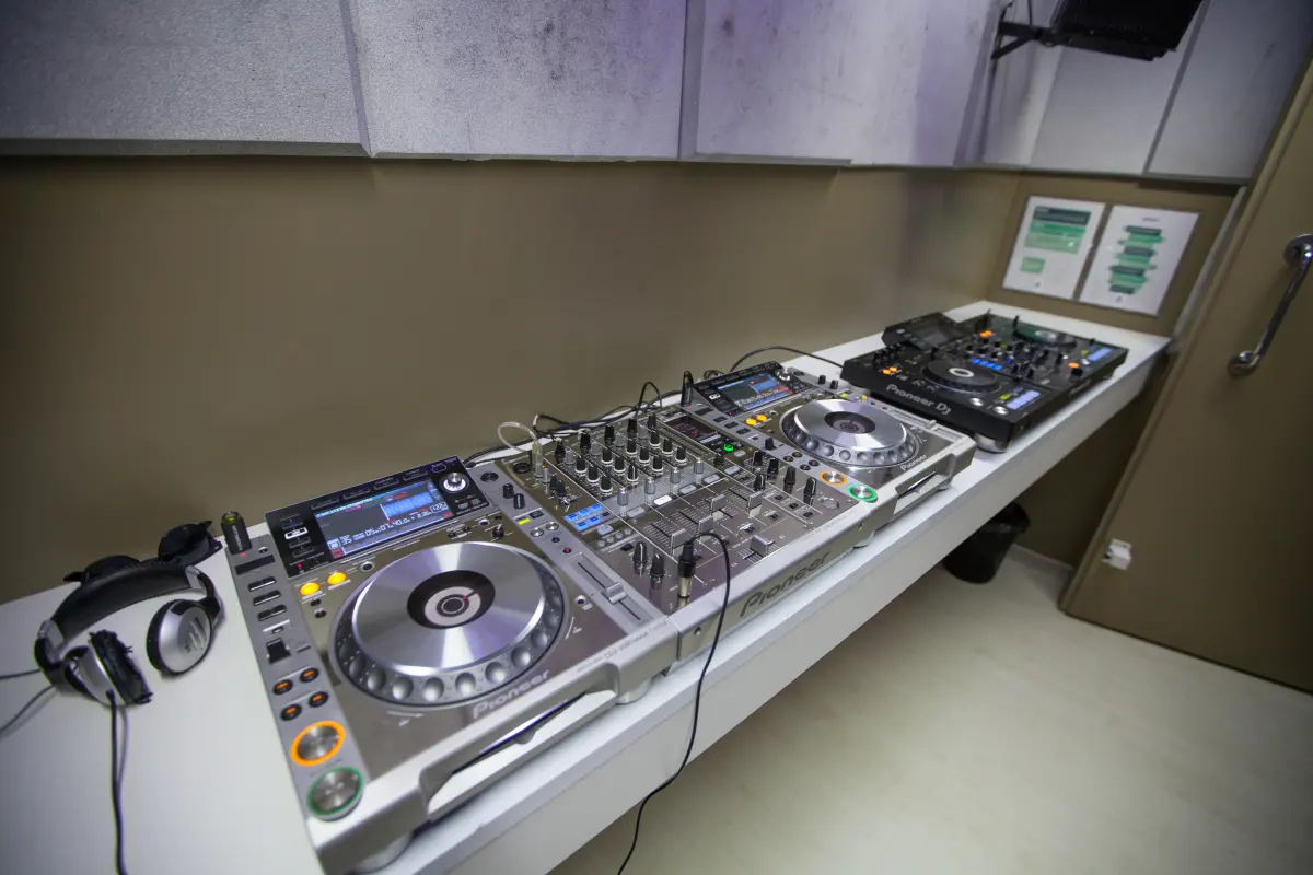 Estúdio com CDJ Pioneer · DJ Ban EMC