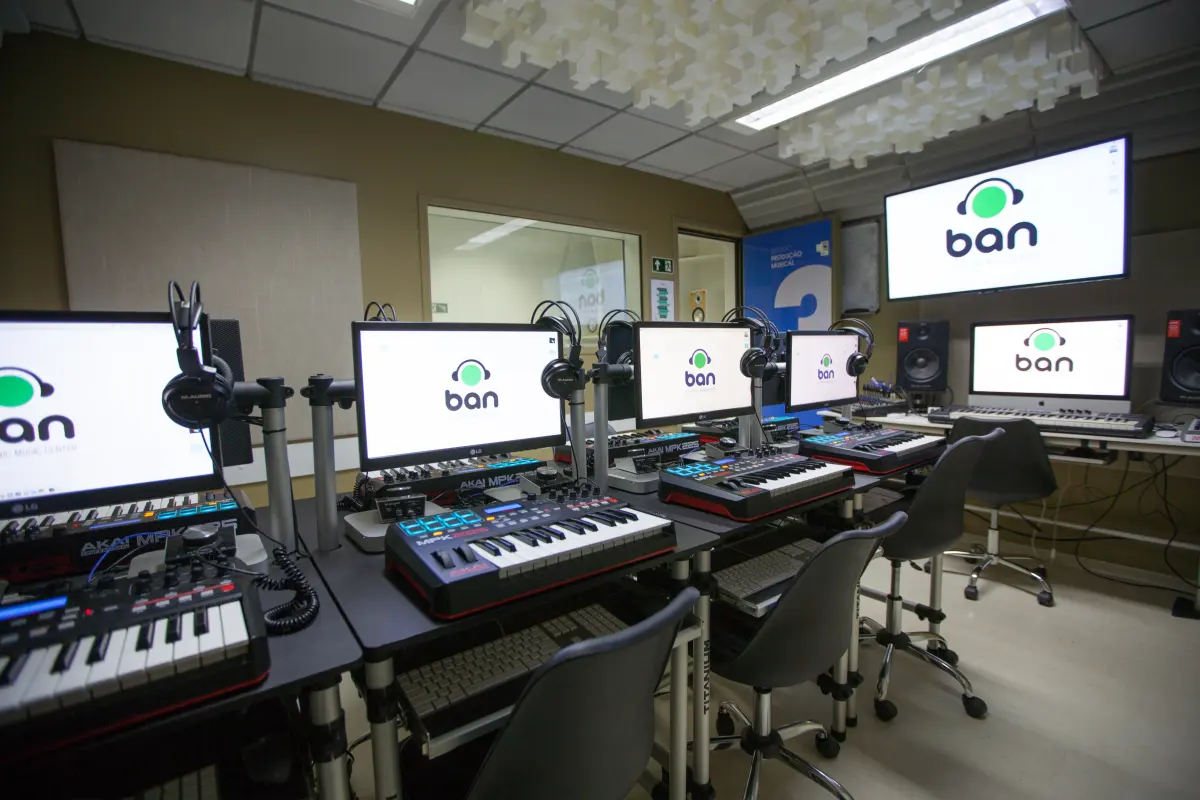 Estúdio de Produção com teclados controladores · DJ Ban EMC