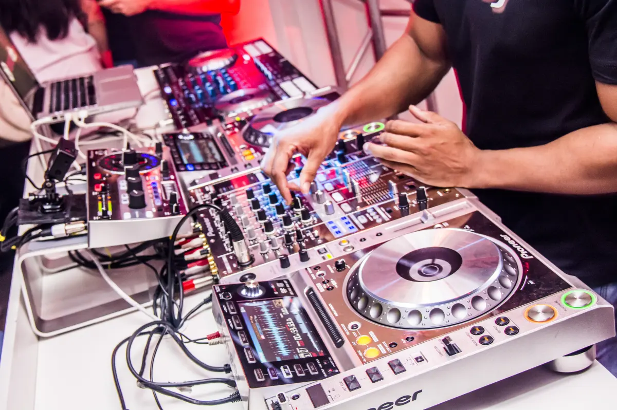 Mãos mixando em CDJ Pioneer · DJ Ban EMC