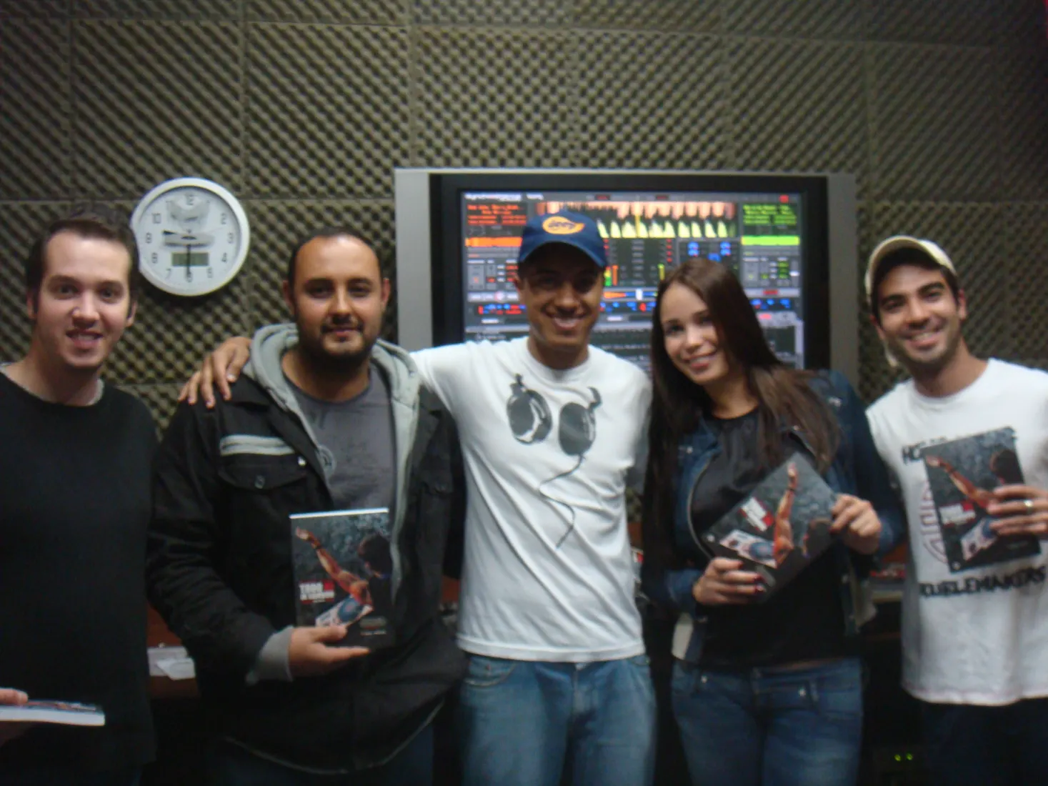 Alunos na rádio com o livro Todo DJ Já Sambou · DJ Ban EMC