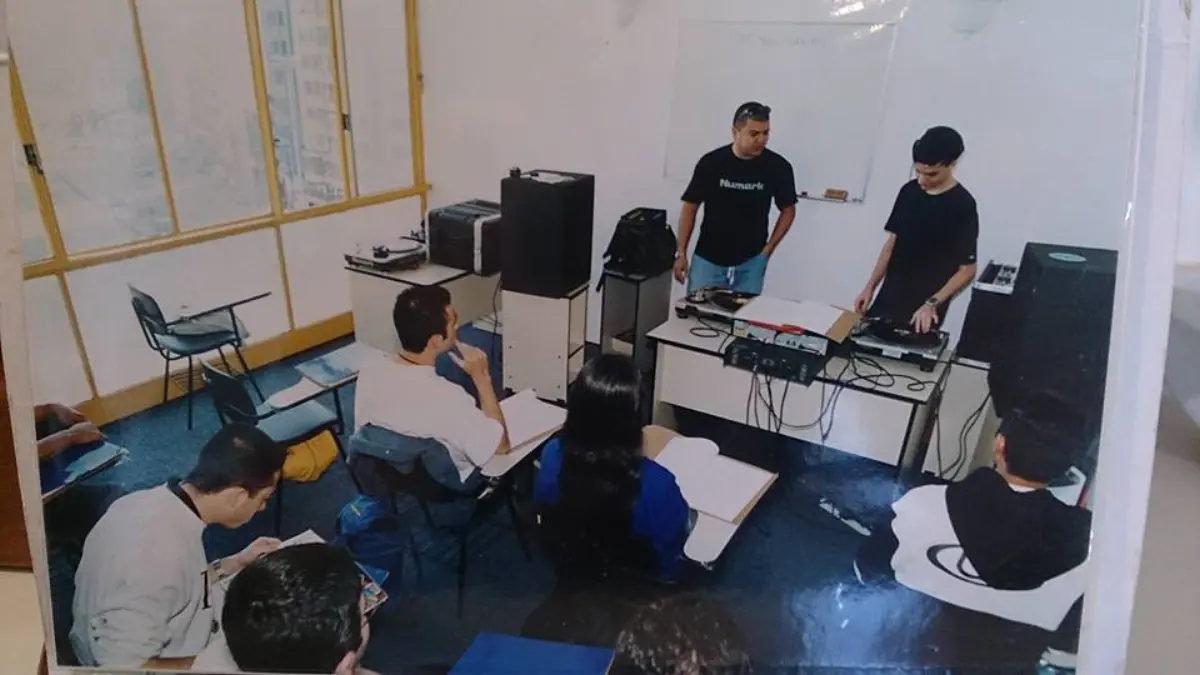 Sala de aula de DJ · DJ Ban · 2001