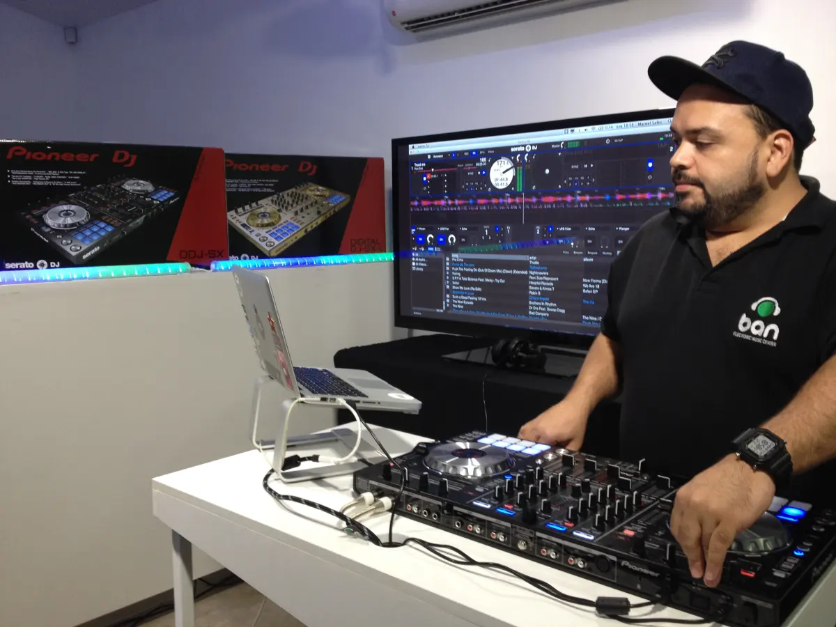 Workshop de DJ com Serato · DJ Ban EMC · 2014