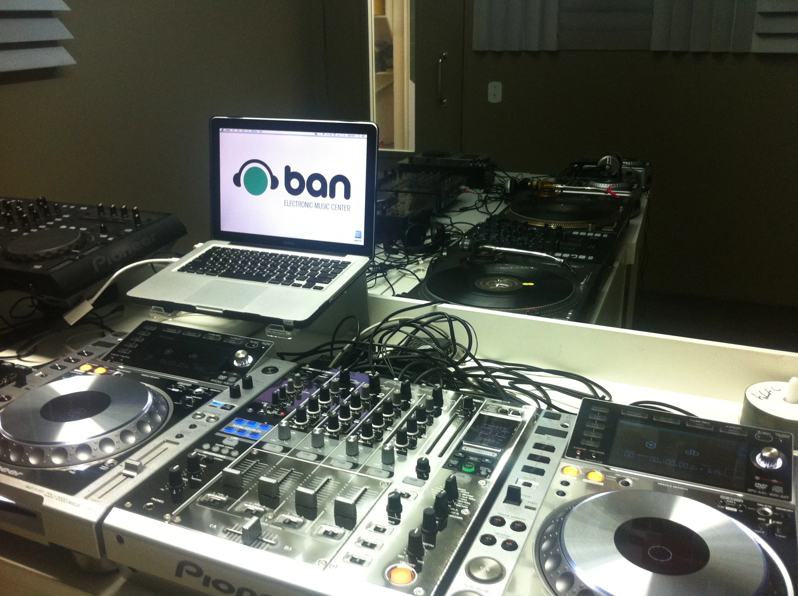 História DJ Ban EMC