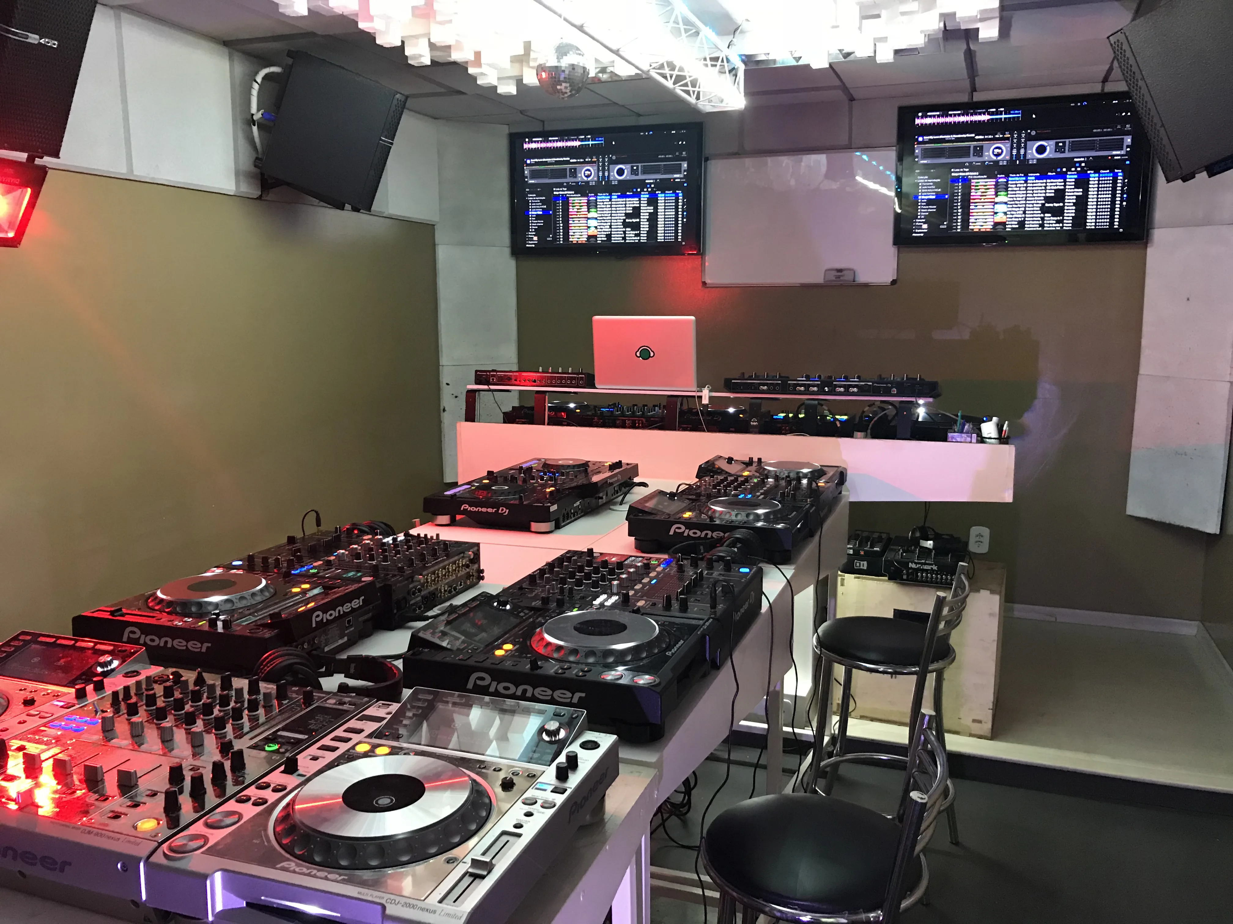 História DJ Ban EMC