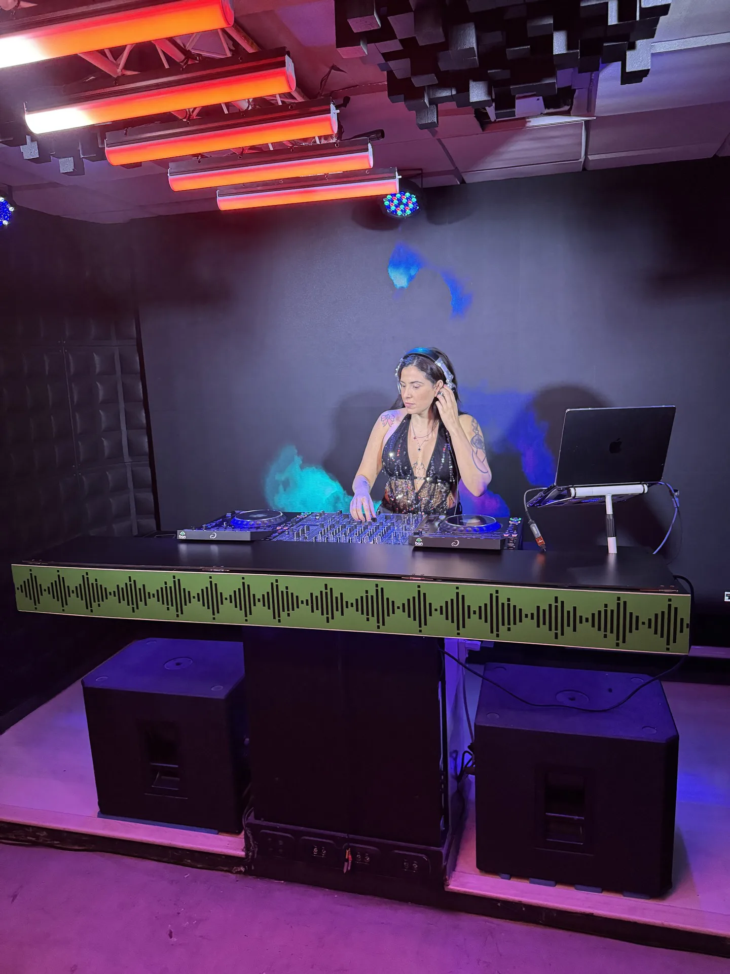 Aluna DJing no estúdio 1 da DJ Ban EMC · mesa de mixagem Pioneer DJ