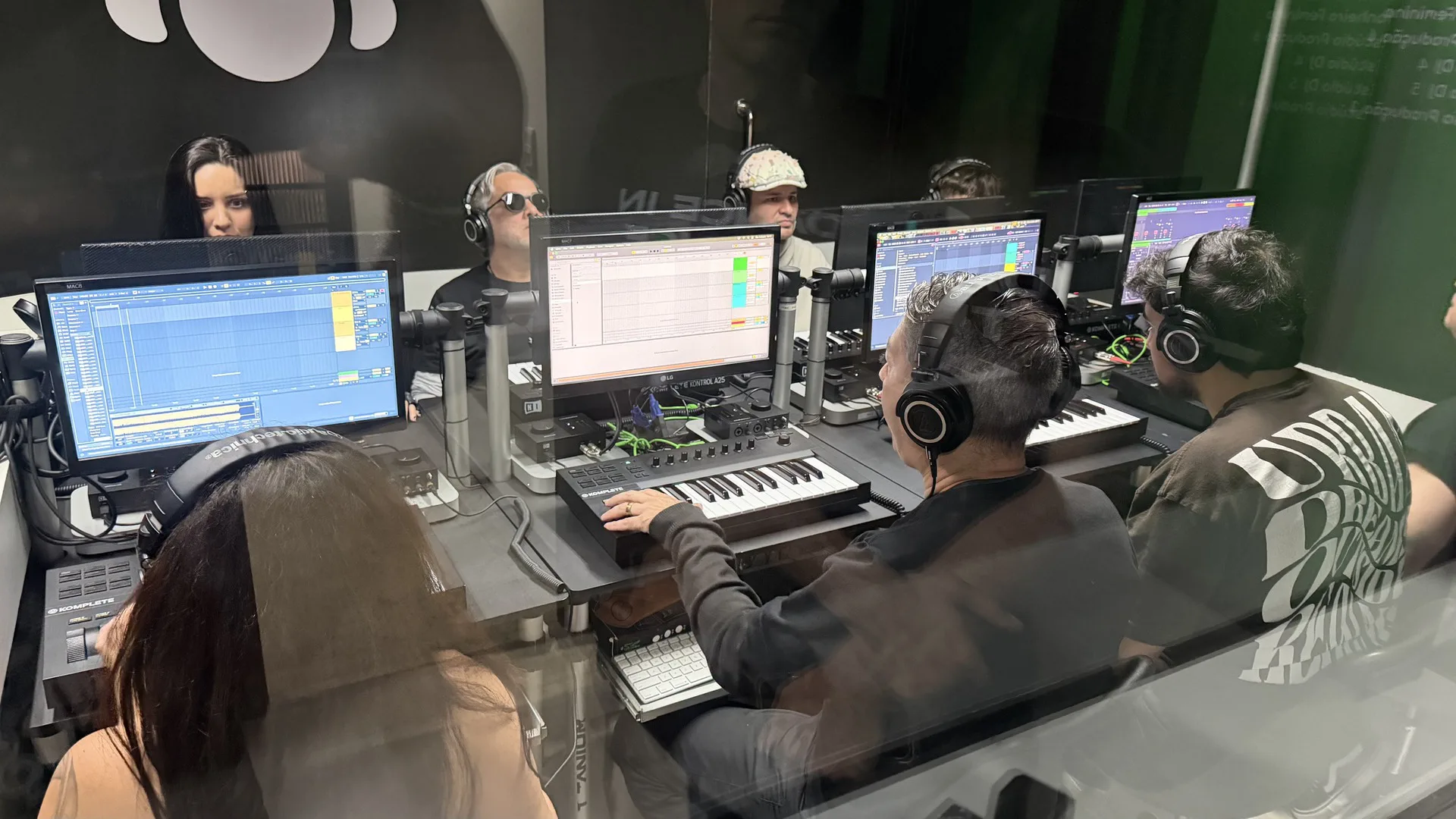 Turma de produção musical no estúdio 3 da DJ Ban EMC