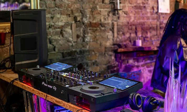 Setup Pioneer DJ montado num bar · pedidos da pista direto na tela do player