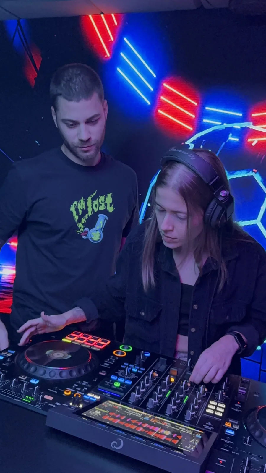 Professor e aluna em aula de DJ · Aprender DJ como hobby · DJ Ban EMC São Paulo