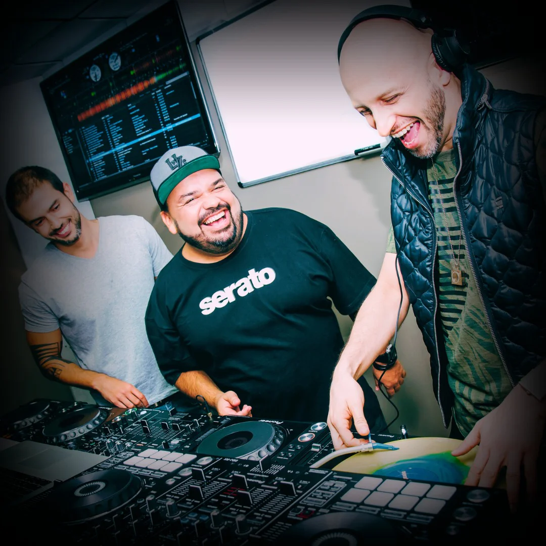 Alunos rindo no Pioneer DJ durante aula na DJ Ban EMC