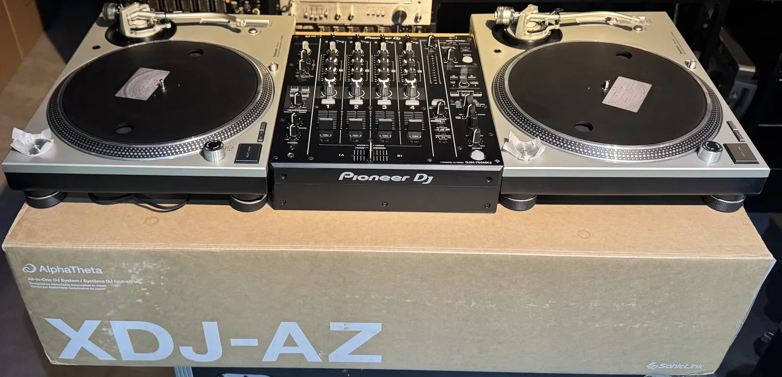 Prêmios da rifa Doe Dance: toca-discos Technics, mixer Pioneer DJM-750MK2 e a caixa da XDJ-AZ nova