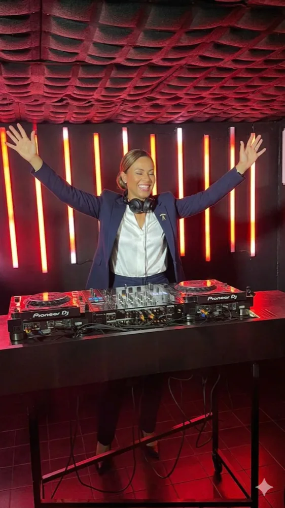 Rota O DJ Profissional · DJ comemorando na cabine de um evento
